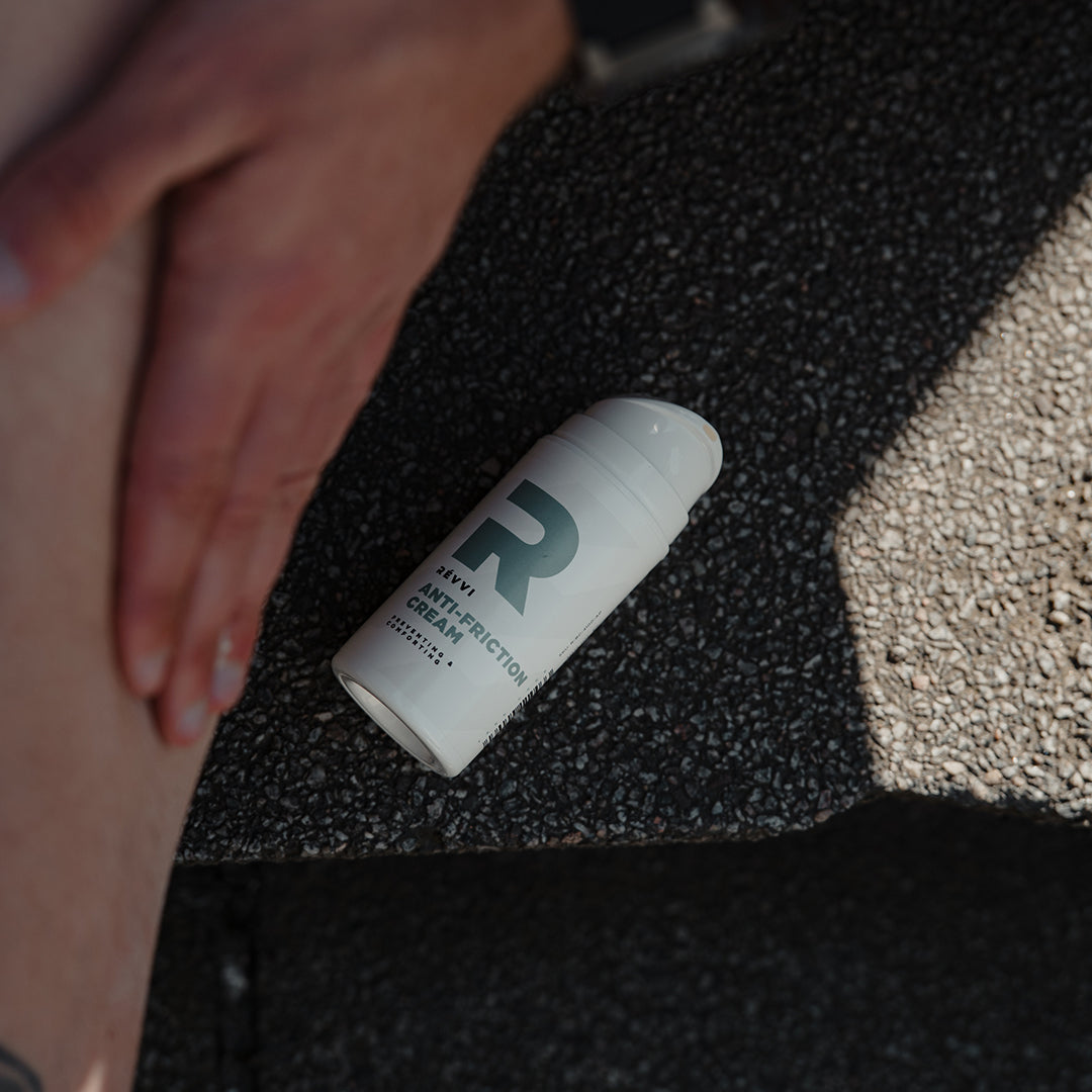 RÉVVI anti friction cream voorkomt schuren en huidirritatie tijdens sport.