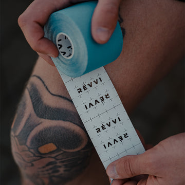RÉVVI kinesiology tape ondersteunt spieren en gewrichten tijdens training.